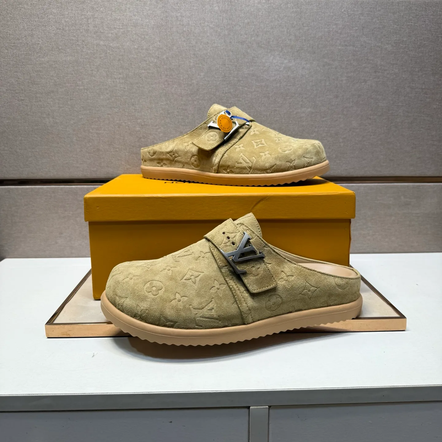 Men's men's shoes 💰pp540 [LV～] Men's casual half slippers 2025z cabinet sales simultaneously 🔶Size: 39-44 #️⃣ 🔷4 colors🔜The upper is made of multi-material splicing ➕Genuine leather lining, comfortable and breathable, sole: original comfortable and wear-resistant outsole, ⚠️Real thing📱Photographed🎬The real thing is better📢📢📢
